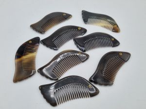 Lược chải tóc chất liệu sừng hình con cá hàng bỏ túi 1224 (ảnh tự chụp)