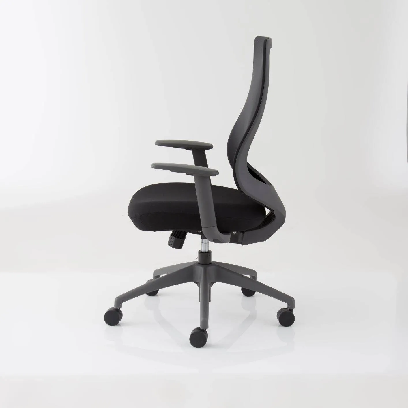 Modernform เก้าอี้สำนักงาน รุ่น Series16 Value เก้าอี้สีดำ พนักพิงกลาง เฟรมเทา ไม่มีLUMBAR เบาะหุ้มผ้าสีดำ ตาข่ายสีดำ ระบายอากาศดีเยี่ยม 