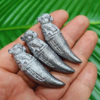 รูปจากผู้ขายบน Lazada: เขี้ยวพญาเสือมหาอำนาจ เนื้อตะกั่วปรอทสำเร็จ หลวงปู่ทิม วัดละหารไร่ ผู้ใดมีบูชาจะเสริมอำนาจบารมีผู้คนยำเกรง ตั้งราคา ฿69 ขายแล้ว 42 ชิ้น