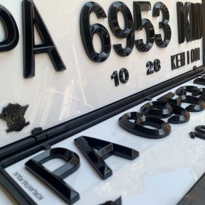 Plat Nomor Mobil Timbul Mewah PUTIH AKRILIK Lancip Segi 5 FREE COVER
