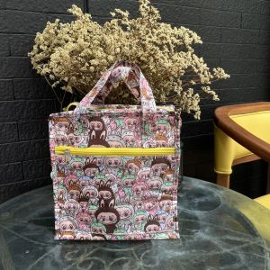 🍱 กระเป๋าใส่กล่องข้าว ลาย Monster เก็บอุณหภูมิ ผ้าร่ม กันน้ำ ใส่กล่องข้าวได้ถึง 3 กล่อง มีช่องซิปหน้าใส่ของ ใส่ช้อนส้อมได้ ขนาด 23×14×25 cm