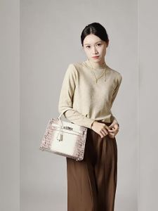 2026 New Genuine Leather Gradient Crocodile Pattern Womens Handbag Vintage Lock Clasp Small Square Bag Can Be Worn Crossbody