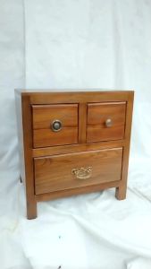 ตู้ข้างเตียงไม้สักทอง 3 ลิ้นชัก ผลิตจากไม้สักหนาแน่นๆด้วยคุณภาพการทำสีละเอียด มือดึงทองเหลืองไม้สักแท้ 100%กว้าง45สูง50ลึก32c.m พร้อมส่ง