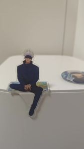Jujutsu Kaisen Gojo Satoru Acrylic Standee and Badge Set of 2 Sitting Pose Figure with Base Round Pin Brooch Anime Game Desk Display Collectible for Fans