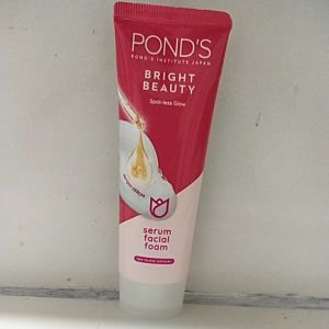 Pond Bright Miracle Facial foam 50g(Kecil) Ultimate Clarity NIASORCINOL yang 20x kekuatan untuk mencerahkan dan menutrisi kulit wajah.