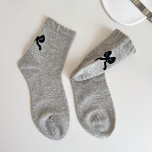 ถุงเท้าโบว์ ถุงเท้ายาวถึงน่อง สตรี ถุงเท้าอินอินสไตล์เกาหลีฤดูใบไม้ผลิใหม่พร้อมรองเท้าหนังขนาดเล็ก สามสี หนึ่งขนาดเหมาะกับทุกคน