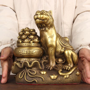 Tượng con hổ hiền hòa bên túi tiền bằng đồng thau linh vật Hồng Thắng phong thủy cho năm nhâm dần