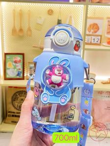 กระติกน้ำเด็กลายน่ารัก ขนาด 700ml พร้อมฝาครอบกันรั่วมีสายคล้อง น้ำหนักเบาและพกพาสะดวก ขวดน้ําดื่มแฟช AC700
