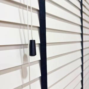 2 Panel Tirai Kayu Putih/Timber Blind 100% Basswood/Kayu Asli Dengan Pita Hitam Modern Untuk Penutup Jendela Yang Cantik Dan Berkualiti Tinggi - Soft Curtain homeblind venetian bidai kayu ruang tamu