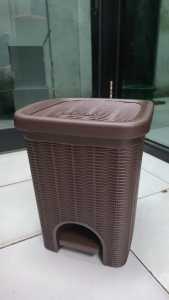Tempat Sampah Tong Sampah Injak Tempat Sampah Tabitha Original Dust Bin 15 Liter