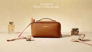 BAGSMART Makeup Bag Travel Cosmetic Bag Large Make Up Bag Flat Open Toiletry Bag for Women PU Leather Travel Essentials Organizer Case Wide-open Pouch Purse for Skincare Brushes Classic Brown