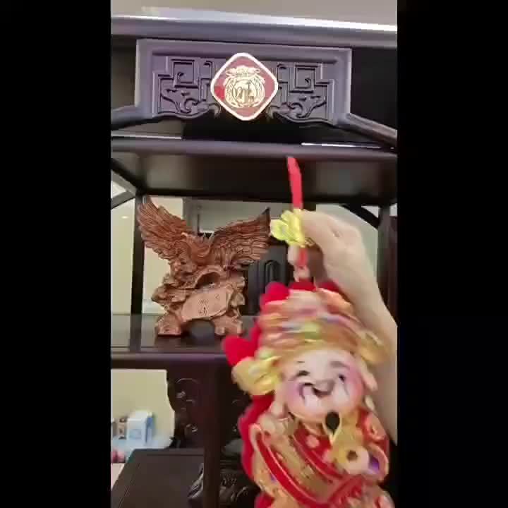 De Jonge Vrouwentoerist Bekijkt De Chinese Traditionele Lantaarns Chinees Nieuwjaar Reis Naar Het Concept Van China Image139041931