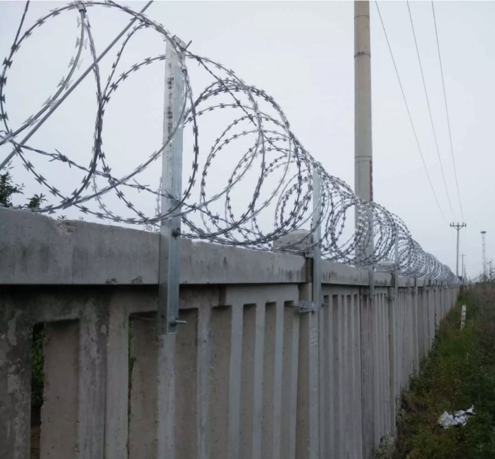 Combat%20Razor%20Wire%20/%20Concertina%20Wire%20%E2%80%93%20Heavy-Duty%20Military%20Barbed%20Fence,%20Anti-Rust%20&%20Long-Lasting%20%7C%20EC%20Universal%20-%20Image%207