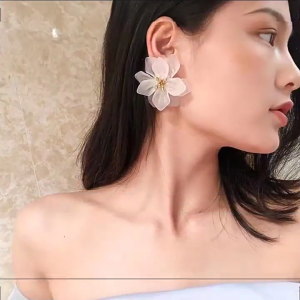 Flower Statement Earrings Modern Ear Woman Earrings Stylish Studs Earrings Resin Texture for Any Occasion