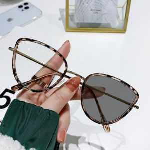 KAIHUA Kacamata Lensa Photochromic 2 In 1 Anti Radiasi Wanita Pria Kacamata Bingkai Titanium Cat Eye Anti UV Photochromic KC048