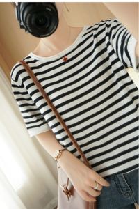 KUMIKIM เสื้อยืดคอกลม มินิมอล เสื้อไหมพรมผู้หญิง ผ้าดีมาก พร้อมส่งจากไทย ลายขวาง เสื้อยืดผู้หญิงลายทาง เสื้อยืดสไตล์เกาหลี ผ้านิ่มทรงหลวมใส่สบาย