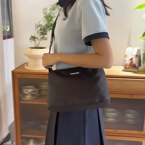 กระเป๋าหลายชั้นไหล่ออกแบบไนล่อนกันน้ำสายรัดปรับได้ความจุกว้างขวางสำหรับ Essential ทุกวัน