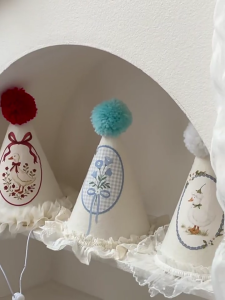 Vịt con mũ sinh nhật/mũ tiệc viền ren thiết kế hoa với pompoms cho kỷ niệm sinh nhật