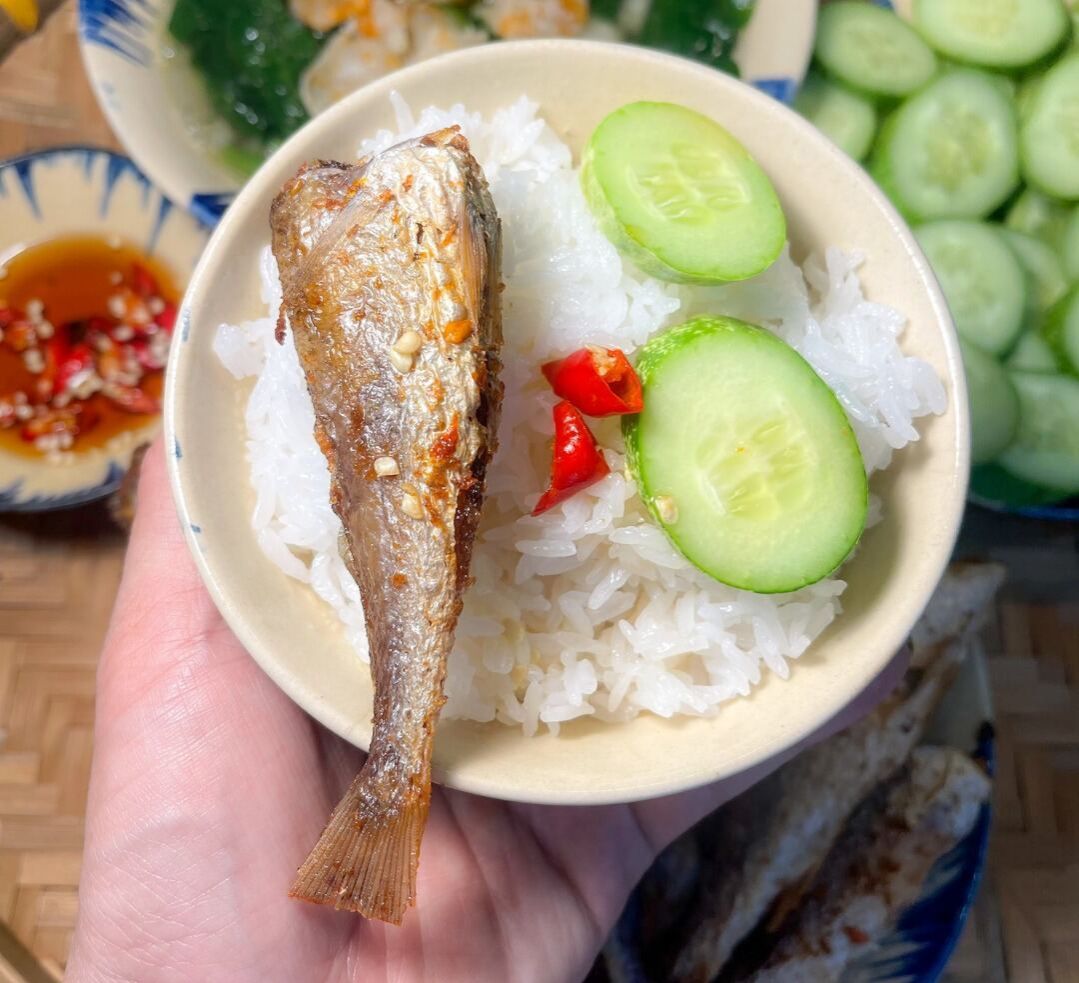 "Mua khô cá đù về chiên cơm mà bị mặn quá, làm sao ăn vừa miệng?"
