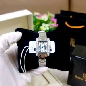 ผ้านาฬิกาผู้หญิง Royal Crown ( 100%) ประดับเพชรสีเงินหน้า ปัดมุกสวยหรู ระบบถ่านกันน้ำจัดส่งพร้อมกล่องครบ 1ปี บัตร 1ปี