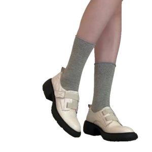 AOKANG รองเท้าโลฟเฟอร์ส้นเตี้ยสำหรับผู้หญิงรองเท้ารองเท้าหนังสไตล์อังกฤษย้อนยุคส้นเตี้ยดีไซน์แบบเวลโครรองเท้าลำลองข้อต่ำสวมใส่สบายใช้ได้ทุกวัน