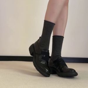 Aokang Giày lười đế cao gót kiểu Anh phong cách hoài cổ Giày da cho nữ thiết kế băng gai dính đầu tròn đi lại thoải mái cắt thấp đa năng hàng ngày