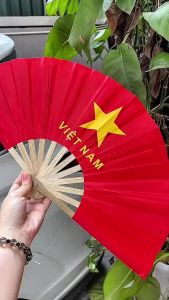 [2/9] Quạt Cờ Đỏ Sao Vàng Cán Gỗ 29cm Quạt Vải Lụa Dày Biểu Diễn Văn Nghệ Phụ Kiện Chụp Ảnh Áo Dài Diễu Hành Lễ 30/4