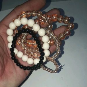 Một chiếc vòng đeo tay hạt thủy tinh hoặc bằng nhựa rất đẹp