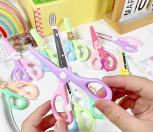 S06 ใหม่ กรรไกรตัดกระดาษในพื้นที่เด็กลาย-การ์ตูน ปลอดภัย อุปกรณ์ DIY