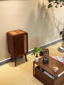 Sacesr Solid Wood Waste Bins Large Capacity Luxury Trash Can 20 L Anti Odor Garbage Can Creative Home Living Room Kitchen Supplies M2Y9R