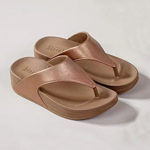 M-4   BEST SELLER SLIPPERS SANDALS OUTDOOR  COMFORTABLE TO WEAR NEW STYLE  WOMENS SLIPPERS . BREATHABLE. SLIPPER NON SLIP THE KOREAN VERSION