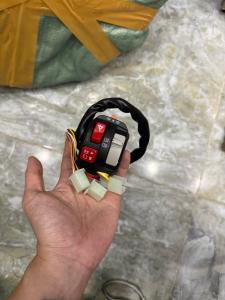 Cùm trái Honey nhiều nút điều khiển xe máy.