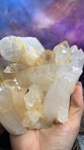 Bụi đá thạch anh tự nhiên tán sắc Lemurian năng lượng vũ trụ mạnh tặng đế gỗ 564
