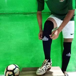 (1 lusin) kaos kaki BOLA / PUTSAL merk TENSIO panjang sepaha warna hitam TEBAL adem lembut ( gambar real pick )
