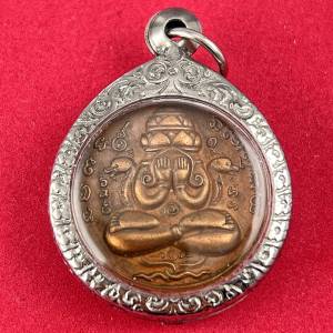เหรียญพระปิดตาพังพระกาฬ รุ่นแรก ปี 2530 เนื้อนวะโลหะ พุทธาคมวัดเขาอ้อ จังหวัดพัทลุง กรอบลายไทยแท้ แถมฟรีผ้ายันต์