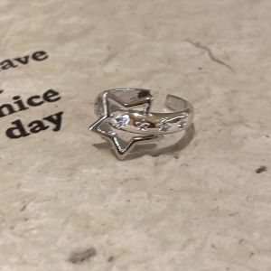 Ganten🍎Cincin Bintang Bulan Pribadi yang Dipersonalisasi Modis Wanita Cincin Ceruk Mewah Ringan Cincin Terbuka Gaya Keren