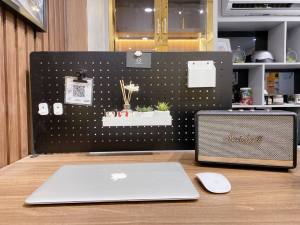 Bảng lỗ Pegboard Dola Home cao cấp kẹp bàn tiết kiệm diện tích không khoan tường để bàn phím tai nghe đồ dùng làm việc