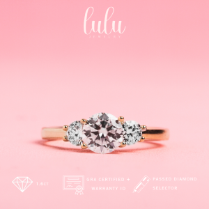 Lulu Moissanite Jewelry - Perhiasan Wanita Cincin Berlian Full Moissanite Lapis Emas 18K - Elizabeth 3 Stone Round Cut Moissanite Ring Full Moissanite 16CT Sertifikat GRA