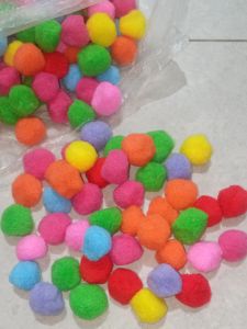 POMPOM BESAR UKURAN 4 CM ISI 50 PCS DAN 25 PCS MULTI WARNA / MAINAN EDUKASI ANAK
