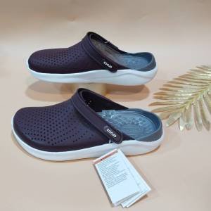 Crocs รองเท้าแตะรัดส้นผู้ชาย รองเท้าแตะมีรู กันน้ำ กันลื่น