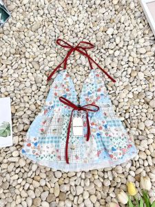 เสื้อคล้องคอลายดอกไม้น่ารักๆ ผ้าลายน่ารักมาก แต่งโบว์สีแดง งานป้าย Peekanong.