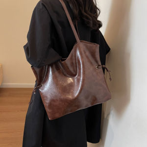 Lishops สวยสับ กระเป๋าสะพายข้างแฟชั่น รุ่นนี้ตัวแม่ต้องมี สีสวยเก๋มาก สไตล์ชิลๆ มีให้เลือกหลายสี ใส่ของได้เยอะมาก พกพาสะดวกสบาย พกไปได้ทุกโอกาส สะพายไปไหนคือคนมองนะแม่