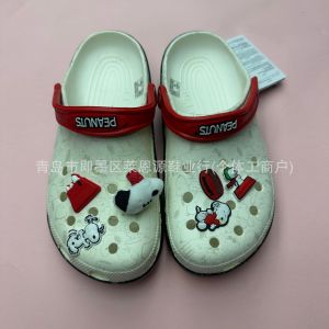 crocs New Snoopy 2 Childrens summer beach clogs for boys and girls closed-toe sandals and slippers
