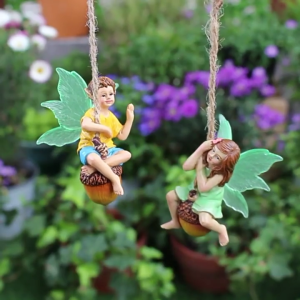 ชุดนางฟ้า2ตัวในธีมธรรมชาติเครื่องประดับเรซิ่นพร้อมลูกต้นสนแกว่งสำหรับตกแต่งชั้นวางของห้องนั่งเล่นลาน