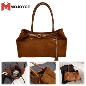 Chic Women PU Leather Tote Bag with Hasp Closure and Adjustable Shoulder Strap for Daily Use and Weekend Trips in Burgundy