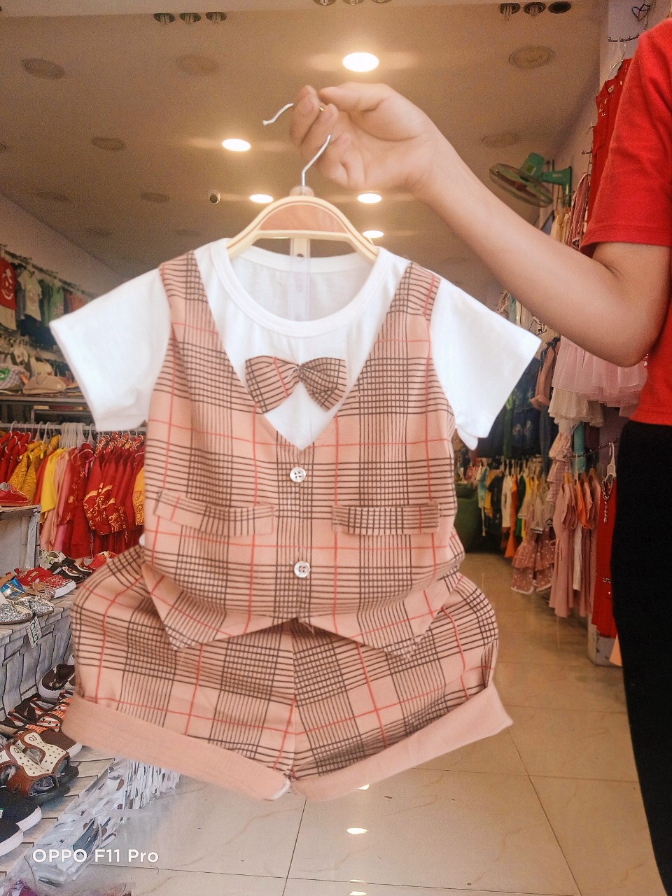 Mẹ đã biết cách chọn bộ công tử caro cho bé vừa thoải mái vừa stylish?