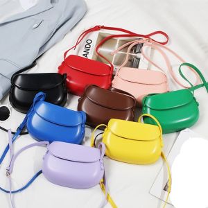 BUUXIAA สีลูกอมสี กระเป๋าสะพายข้างผู้หญิง หนังเงางาม กระเป๋าสะพายข้างกระเป๋าสะพายข้าง กระเป๋าสะพายไหล่ทรงอานม้า ง่ายๆ กระเป๋าเงินหรูหรา กระเป๋าลำลองทรงถุง