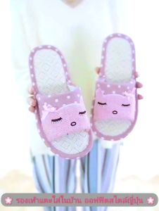 กลับของผู้หญิง รองเท้าแตะแฟชั่น รองเท้าใส่ในบ้าน สลิปเปอร์ พื้นหนานุ่มแต่น้ำหนักเบา มีกันลื่นเดินสบายเท้าและทนทาน สวยสไตล์ ด้วย เป็นลายแมวน่ารักถูกใจคนรักน้องเหมียว มีหลายสีสวยทุกสีใส่เหมาะทั้งหญิงและชาย อย่างง่าย ดูเก๋น่ามองใส่และดูดีไม่