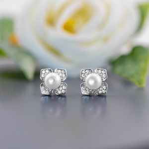 [Studs & Such] 925 Silver Bunchberry Flower Stud Earrings With Freshwater Pearl & Cubic Zirconia