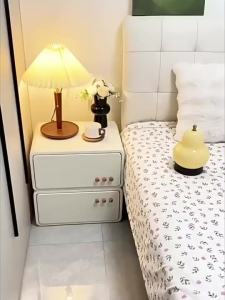 [CozyNest ]Cream style bedside cabinet made of solid wood simple and modern suitable for home use in a bedroom. Small childrens creative bedroom bedside storage cabinet.